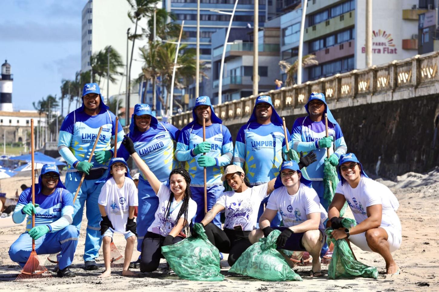 Parceria promove mutirão de limpeza na Barra e alerta sobre cuidados com as praias em Salvador