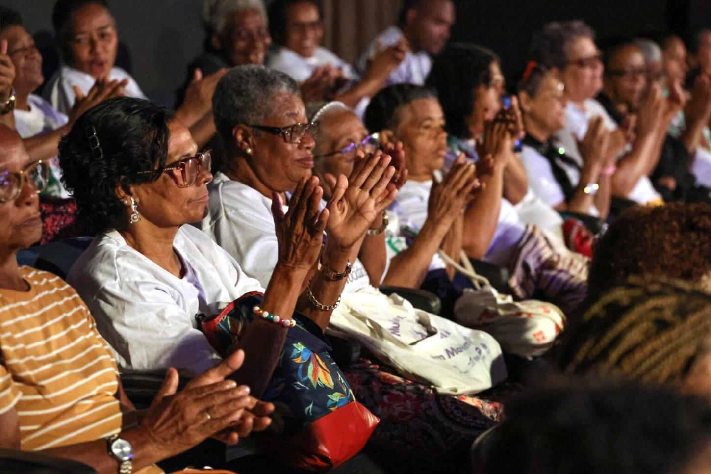Idosos atendidos pelos CRAS têm dia de exercícios físicos e atividades culturais no CEU de Valéria
