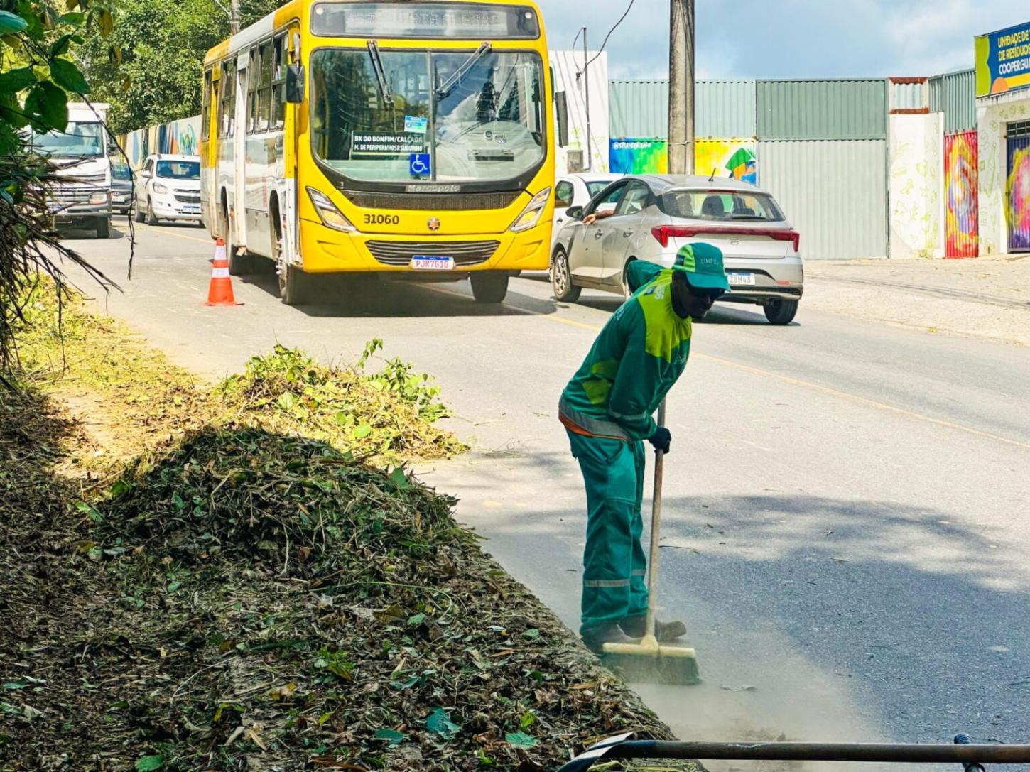 Limpurb realiza mutirão de limpeza e roçagem com mais de 50 profissionais no Subúrbio