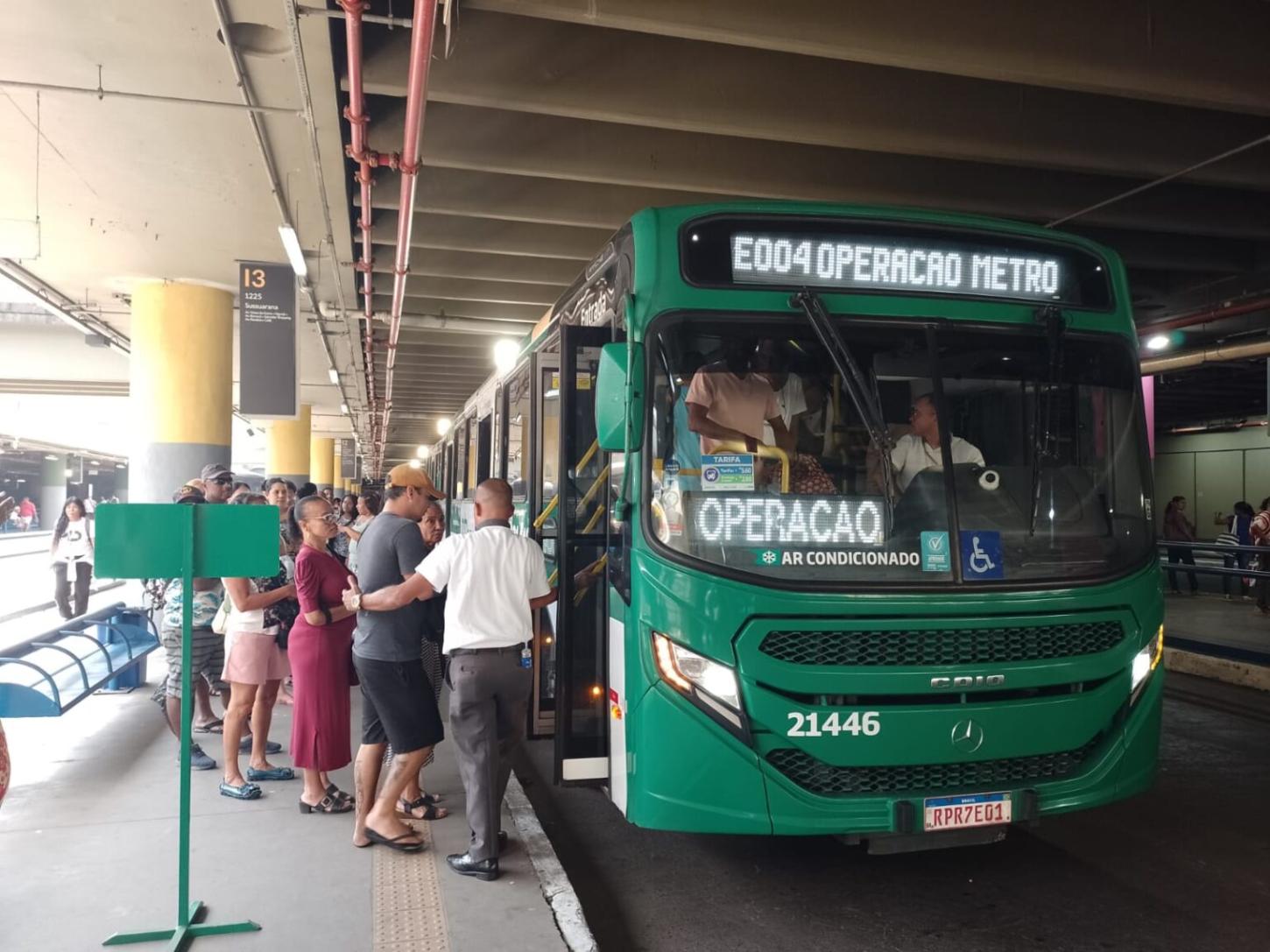 Linha de ônibus especial entra em operação em Salvador após fechamento de estações do metrô