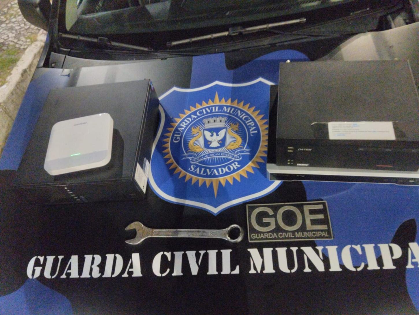 Ação rápida da Guarda Civil evita tentativa de furto em escola e apreende veículo adulterado; suspeito é detido