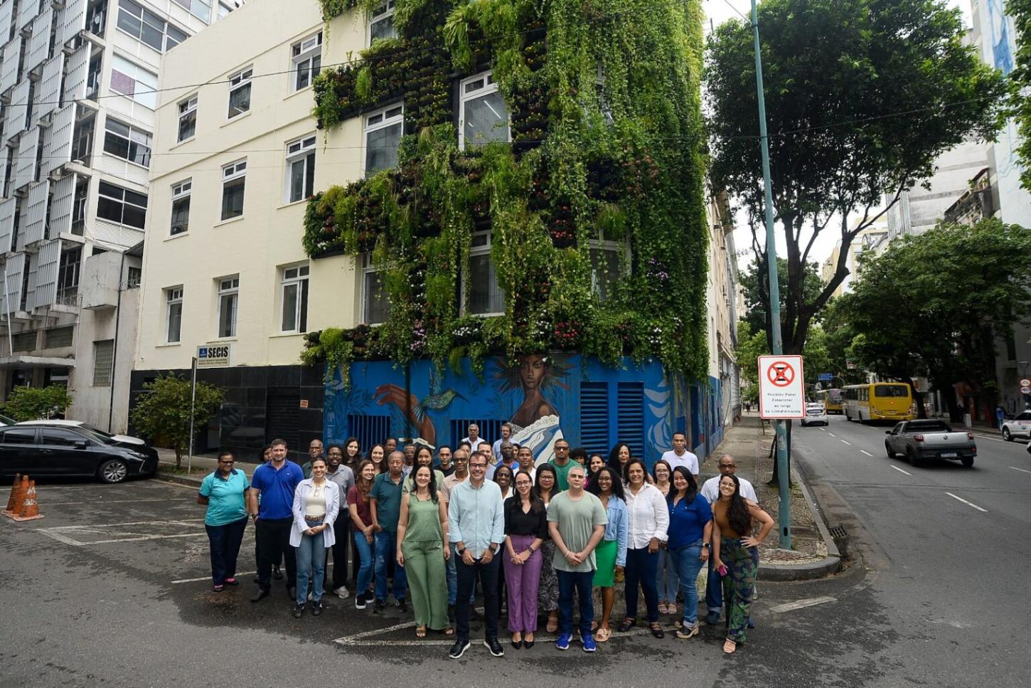 Parede verde da Secis recebe 1,5 mil mudas de flores para celebrar a primavera