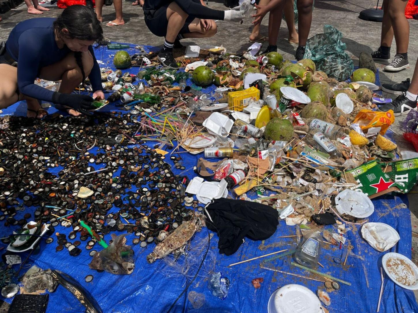Prefeitura apoia ação de limpeza submarina no Porto da Barra; 180 kg de lixo são retirados do fundo do mar
