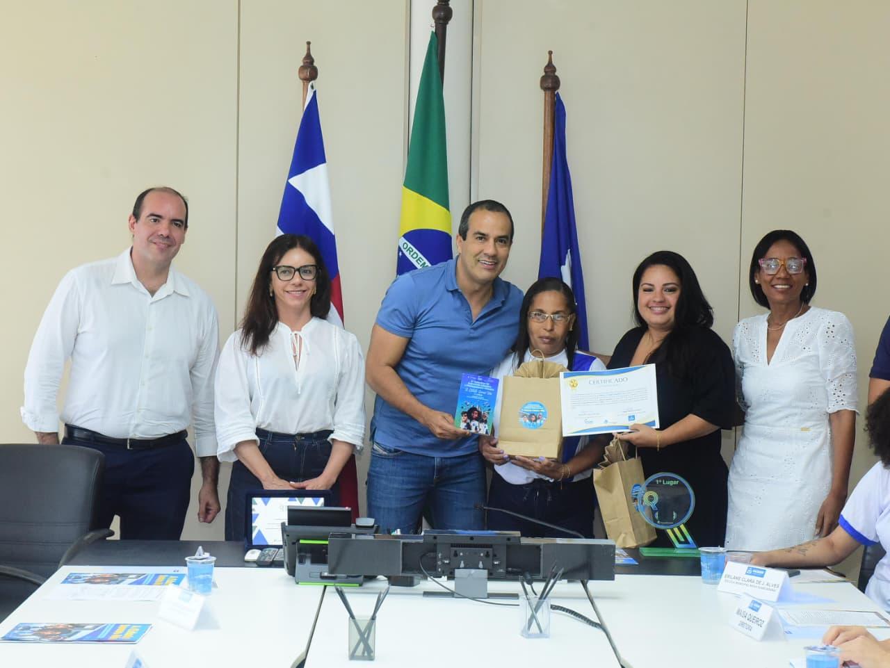 Prefeitura premia professores e estudantes da EJA vencedores de concurso de expressão literária
