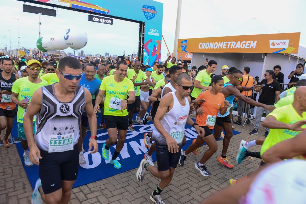 Primeiro dia da Maratona Salvador 2025 reúne milhares de corredores na Boca do Rio para provas de 5 km e 10 km
