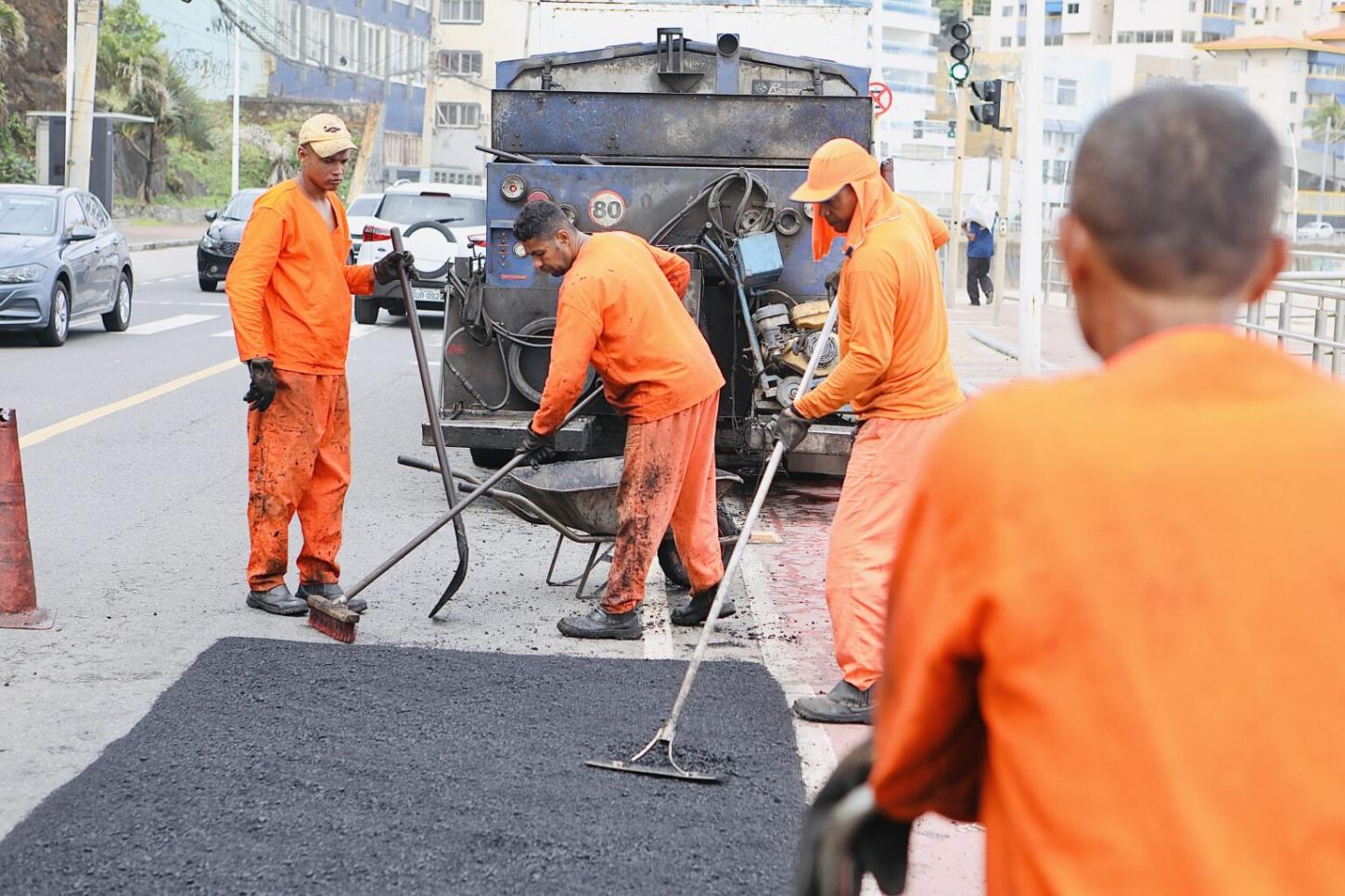 Salvador aplica mais de 11 mil toneladas de asfalto na Operação Tapa Buracos em sete meses de 2025