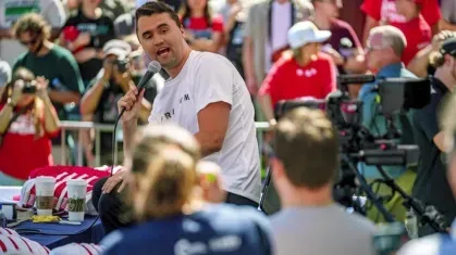 Veja o momento em que o influenciador trumpista Charlie Kirk é baleado