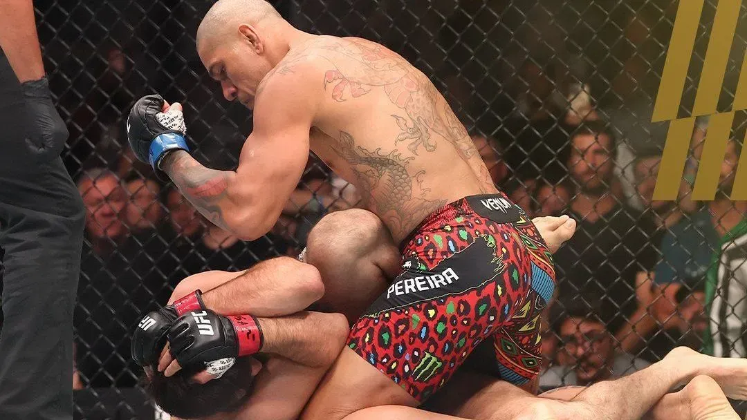 Alex Poatan atropela Magomed Ankalaev e volta a ser campeão do UFC