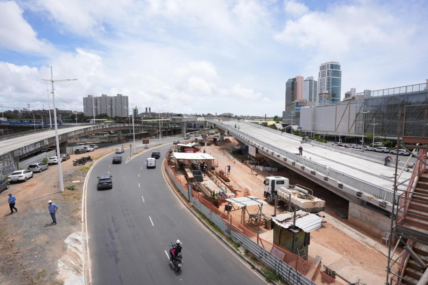 Com 86% de obras concluídas, viaduto em frente ao Shopping da Bahia passa por vistoria e entra em reta final de construção