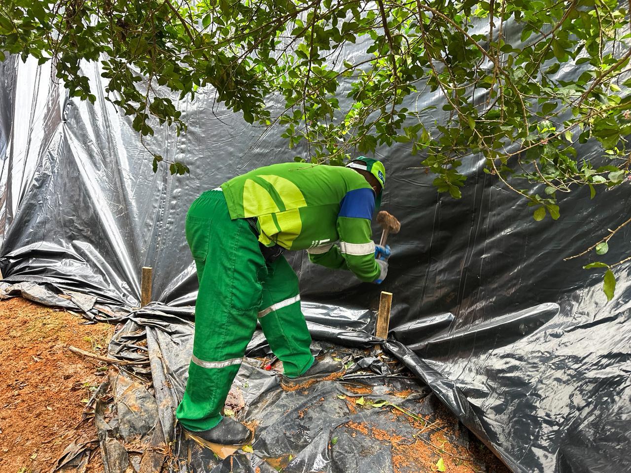 Limpurb reforça instalação de lonas em áreas de risco de Salvador