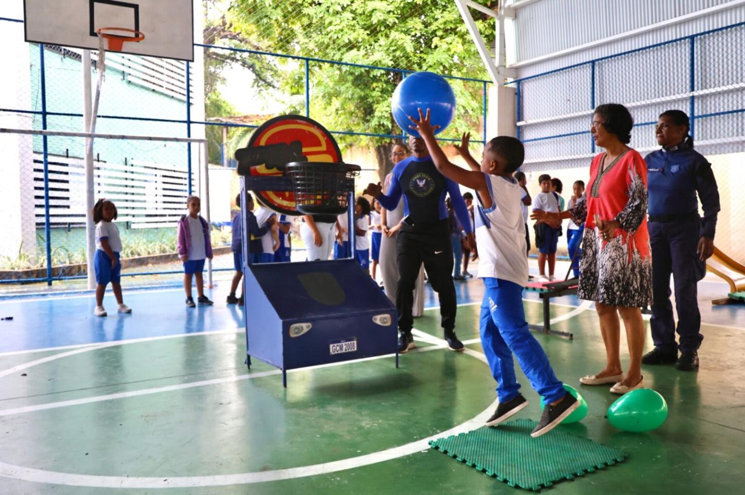 Patrulha Escolar da GCM leva pista de obstáculos e promove inclusão em unidade de ensino da Ribeira