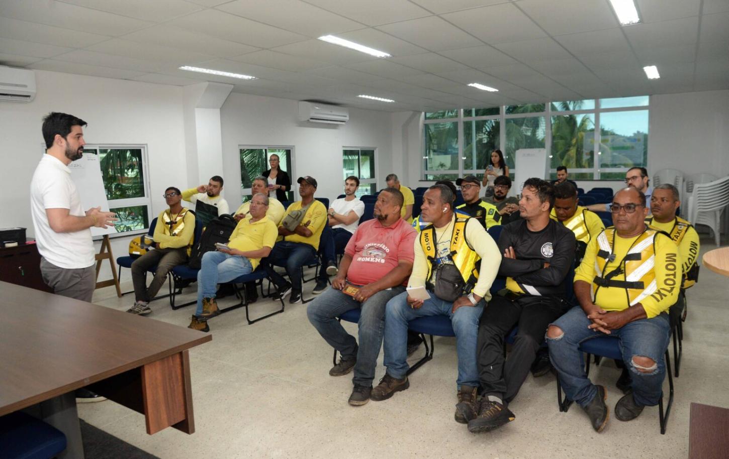 Prefeitura realiza oficina com mototaxistas para construir novas políticas de mobilidade