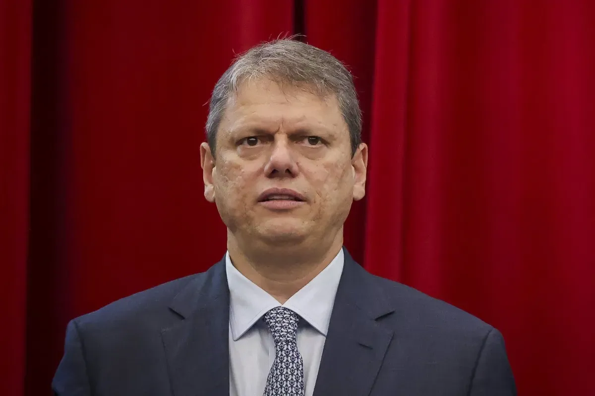 Tarcísio avisa Centrão que só decidirá sobre candidatura em fevereiro