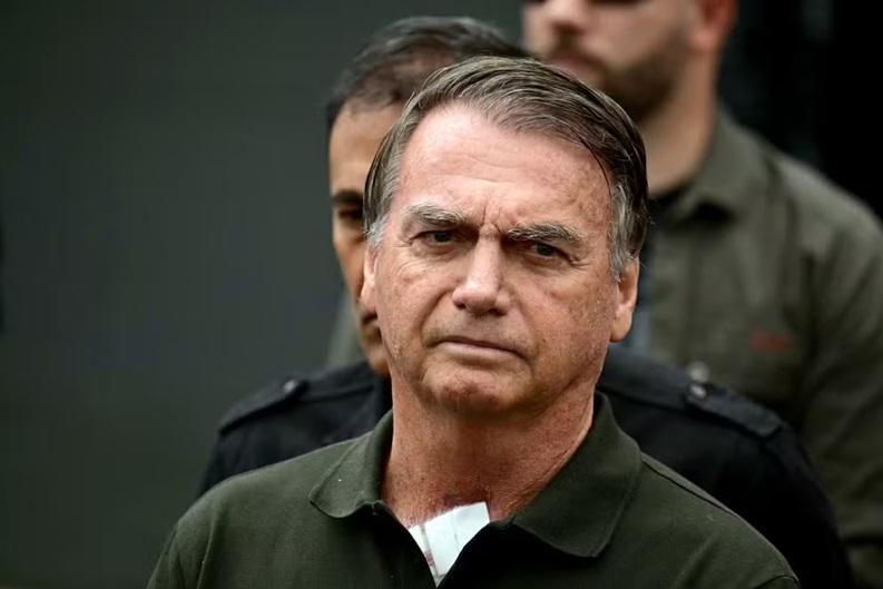 Bolsonaro é preso preventivamente e levado à PF em Brasília