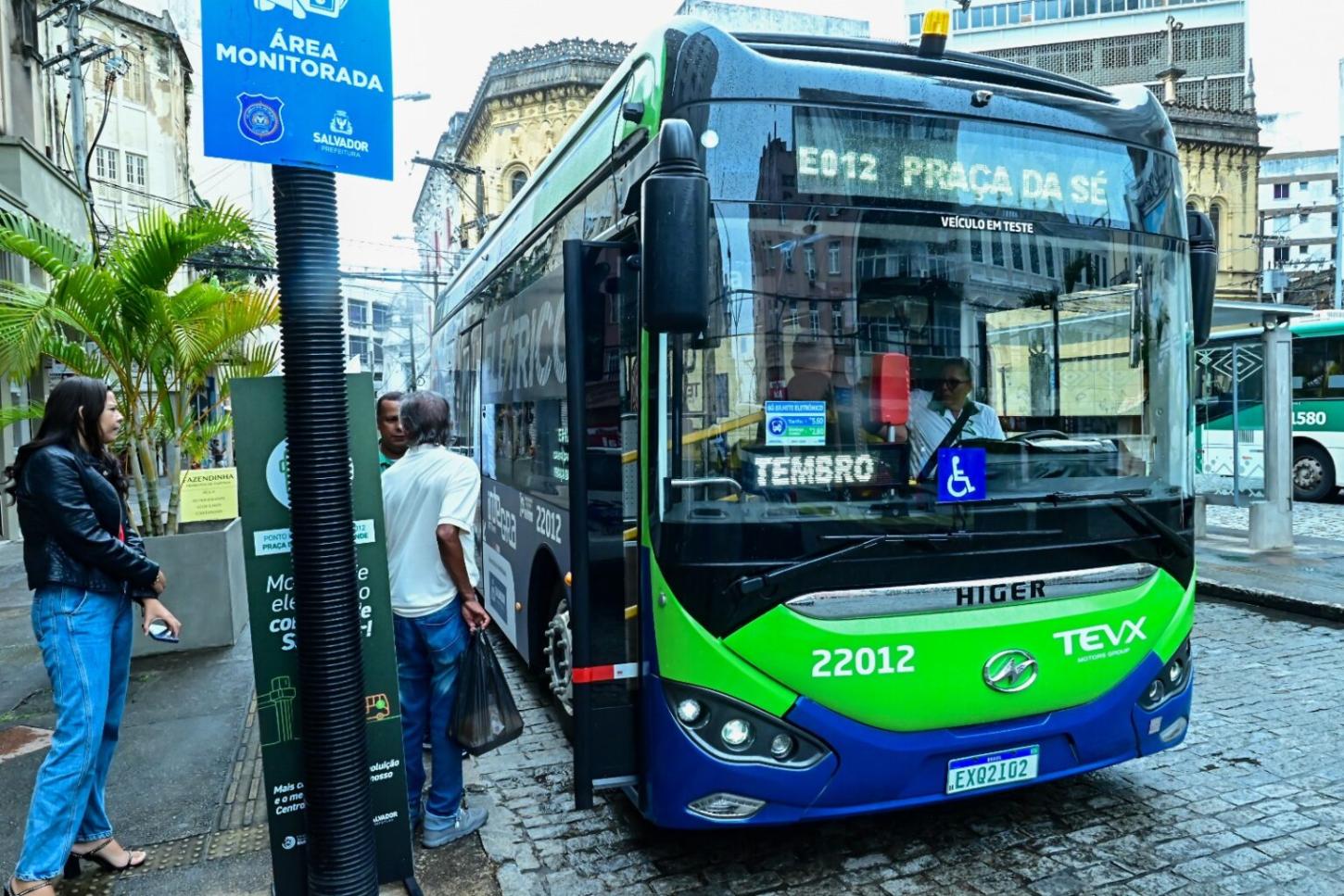 Ônibus 100% elétrico agrada passageiros e reforça mobilidade sustentável no Centro Histórico