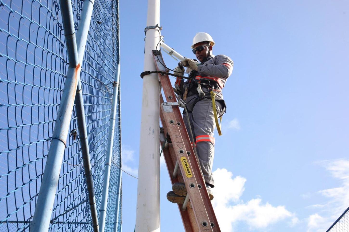 Prejuízo por furtos e vandalismo na iluminação pública em Salvador já é 40% maior que em 2024