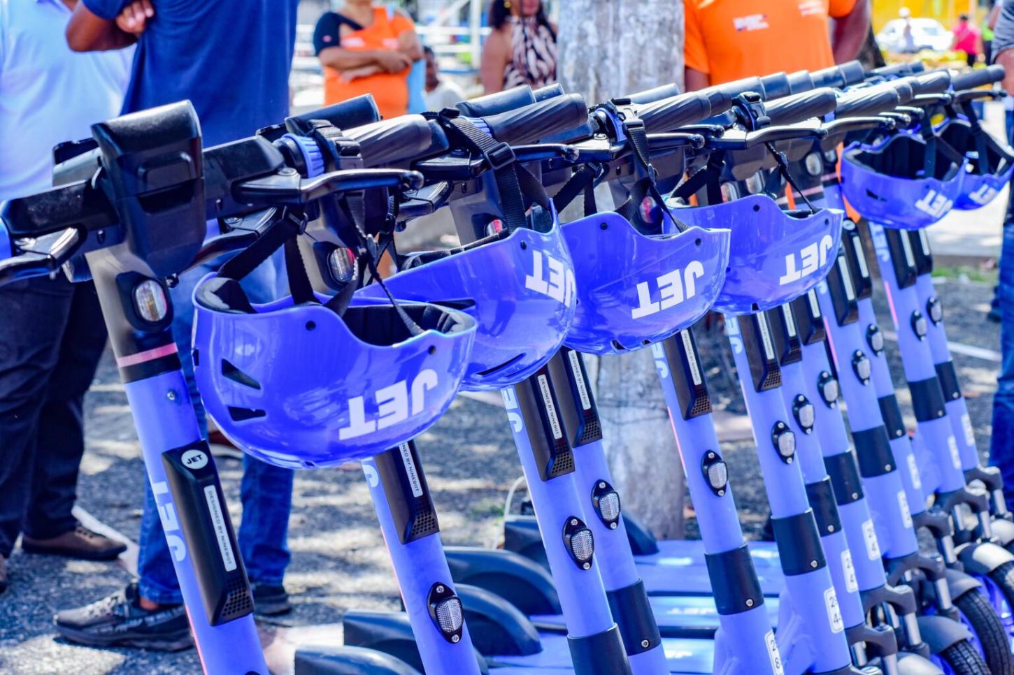 Semob promove distribuição de capacetes para pessoas com penteados afro no Festival Feira Preta Salvador