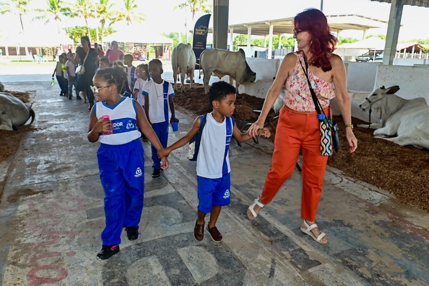 Alunos de 25 escolas da rede municipal fazem visitas guiadas à Fenagro