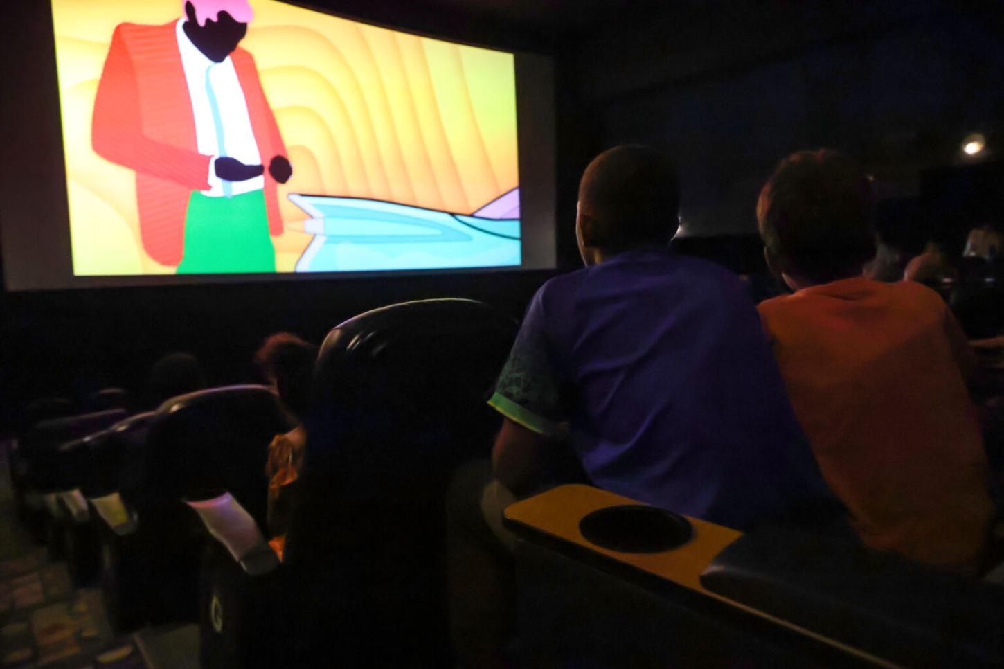 Crianças e adolescentes acolhidos visitam cinema pela primeira vez em passeio promovido pela Prefeitura