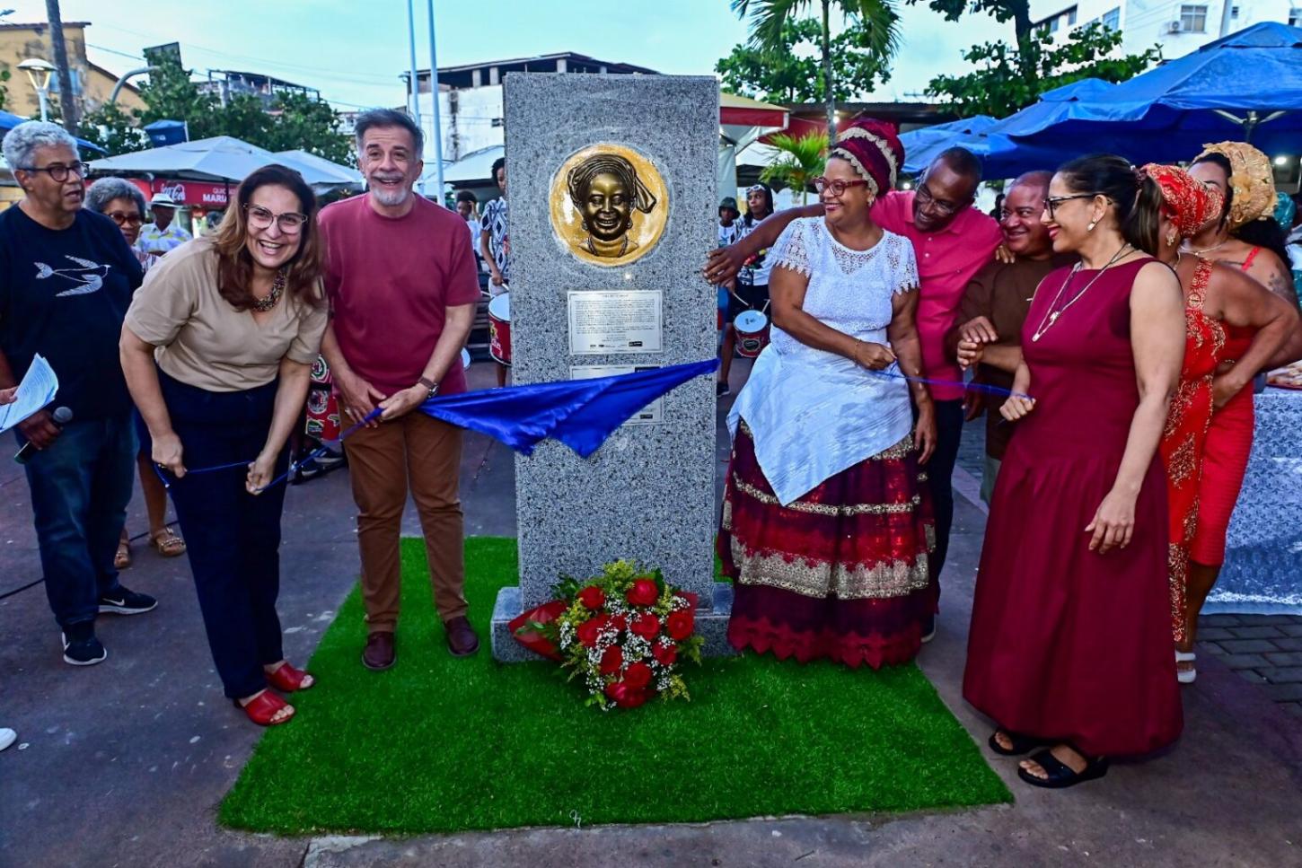 FGM inaugura efígie de Cira do Acarajé no bairro de Itapuã