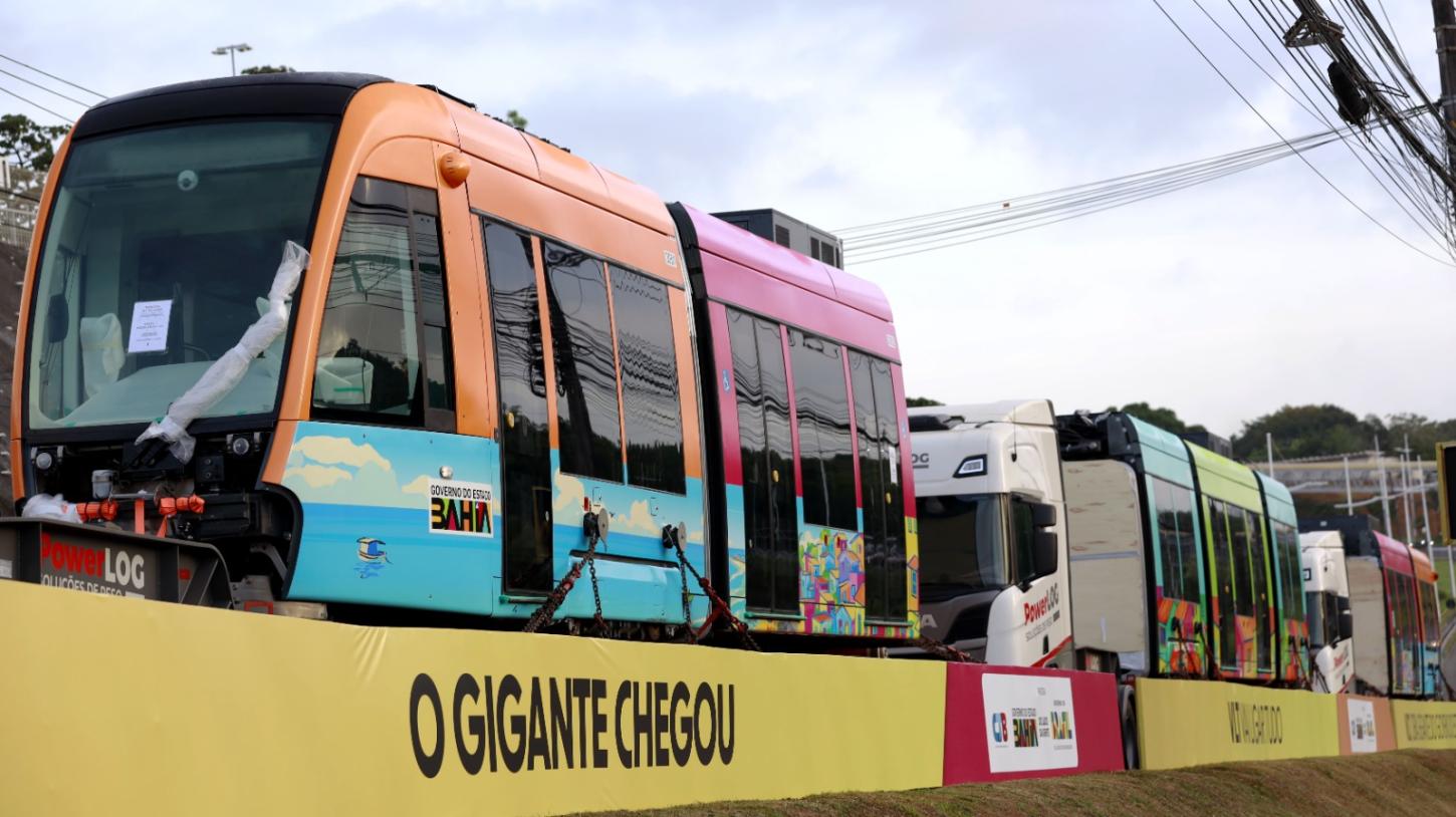 Governador apresenta os primeiros trens do VLT que já chegaram à capital baiana; testes começam em janeiro