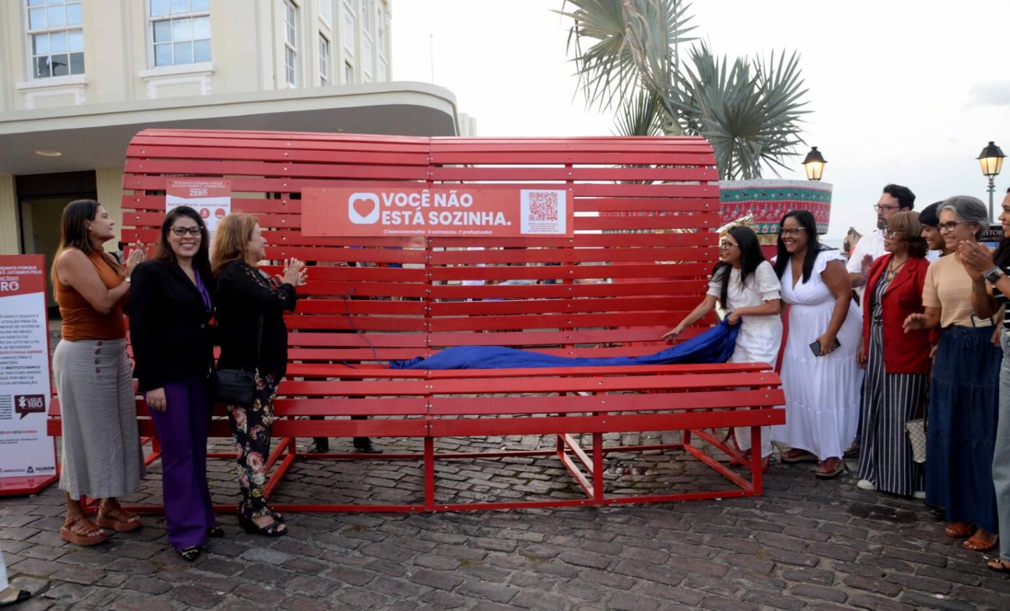 Na Praça Thomé de Souza, Prefeitura instala Banco Vermelho como símbolo de combate à violência contra a mulher