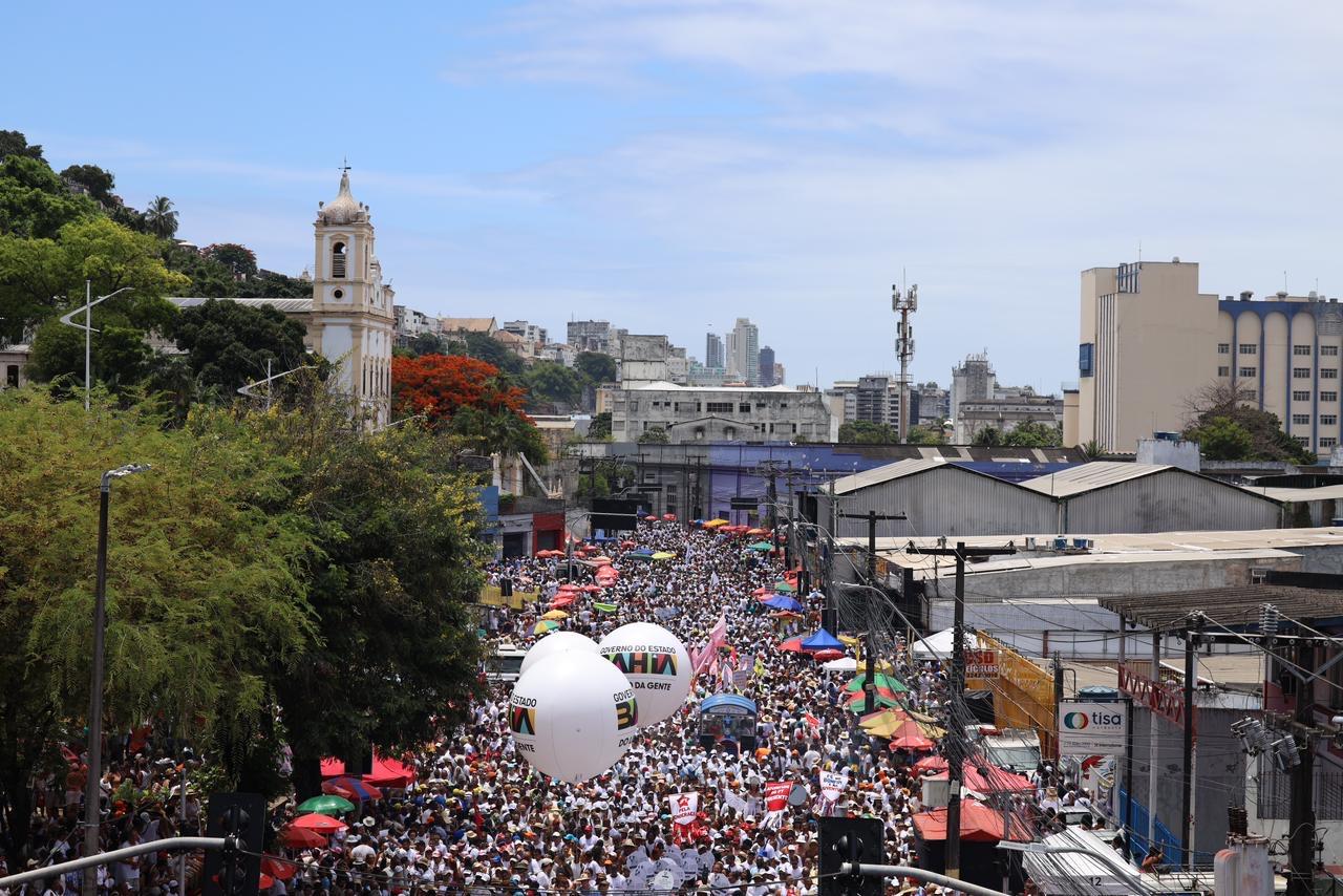 Lavagem do Bonfim transforma a fé em celebração nas ruas de Salvador