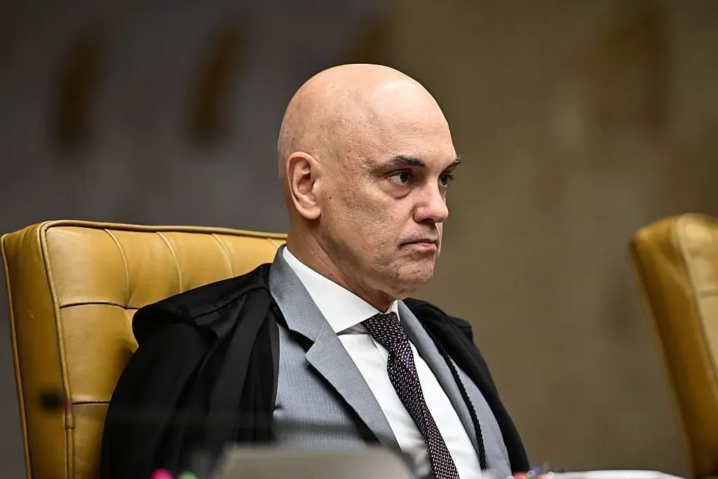 Moraes envia a Gilmar pedido de prisão domiciliar para Bolsonaro