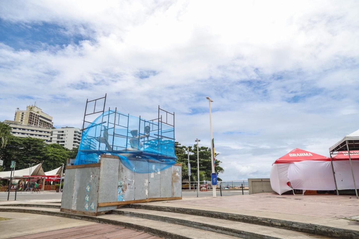 Sereia do Rio Vermelho é restaurada antes da Festa de Iemanjá