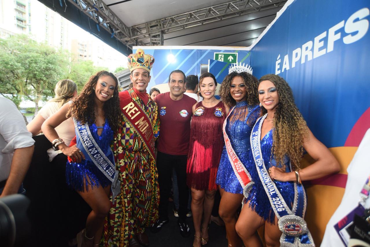 Carnaval de Salvador começa oficialmente com homenagem ao samba e entrega da chave da cidade ao Rei Momo pelo prefeito