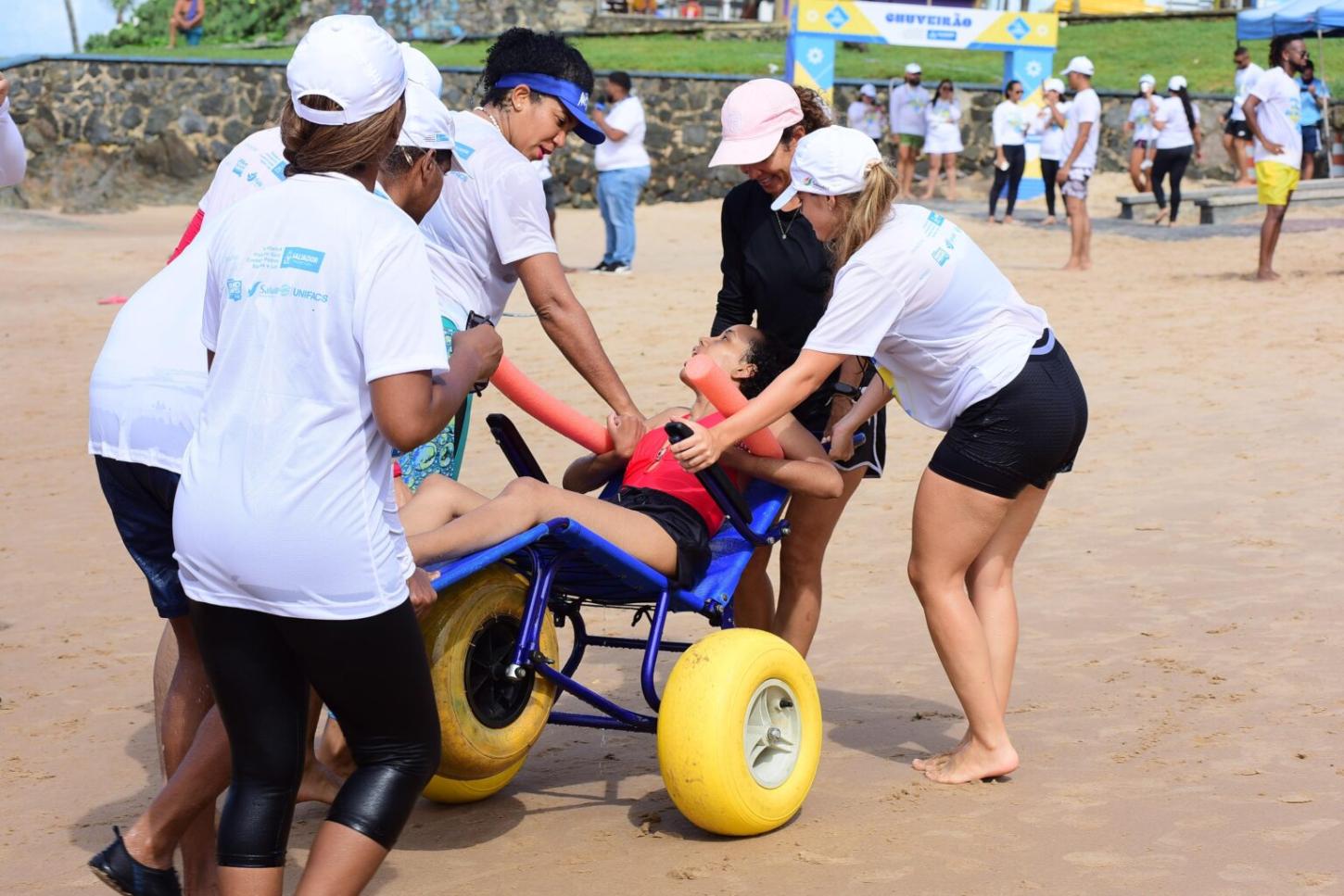 ParaPraia inicia neste final de semana temporada de banho de mar assistido para pessoas com deficiência