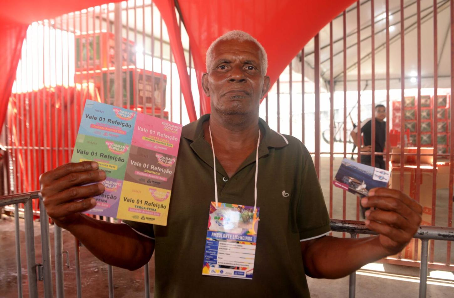 Transporte gratuito é destaque na entrega de kits a ambulantes que vão trabalhar no Carnaval de Salvador