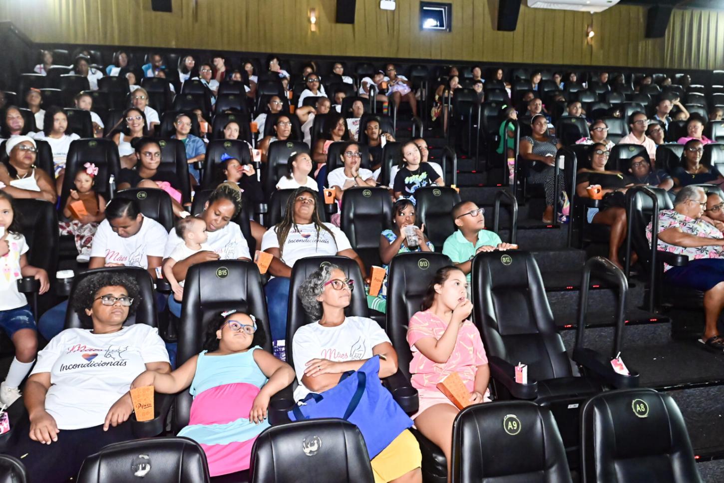 Dia da Síndrome de Down é celebrado de forma antecipada com sessão de cinema e meias trocadas