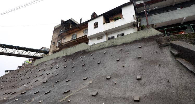 Governo da Bahia amplia prevenção a desastres naturais na capital com entrega de encosta