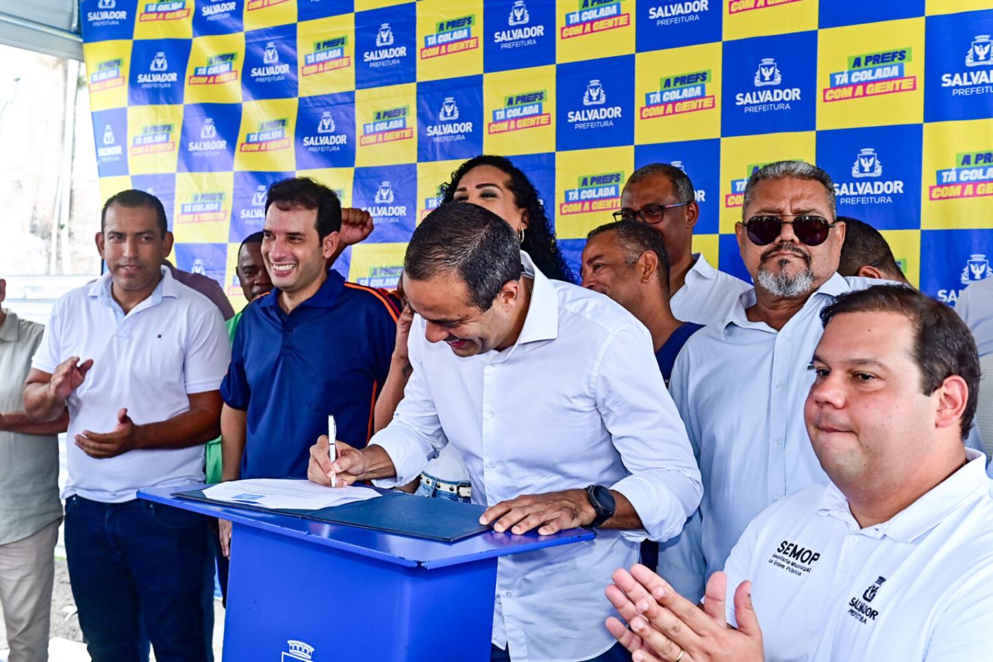 Prefeitura assina ordem de serviço para construção de camelódromo na Engomadeira em área cedida pela Uneb