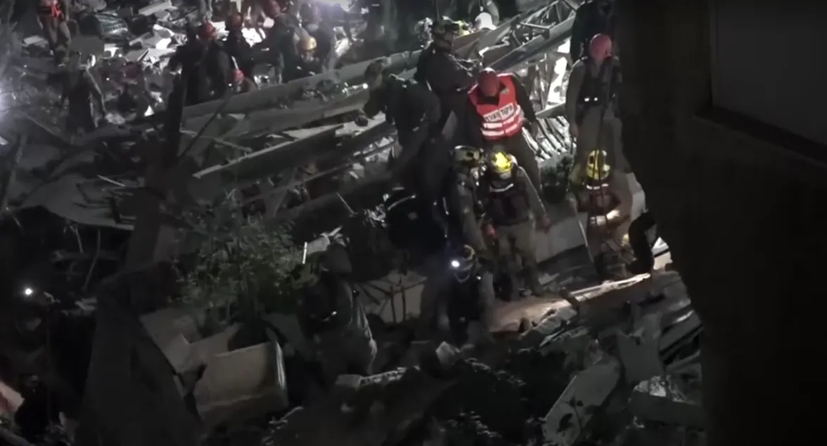 Buscas nos escombros continuam horas após míssil atingir prédio em Israel