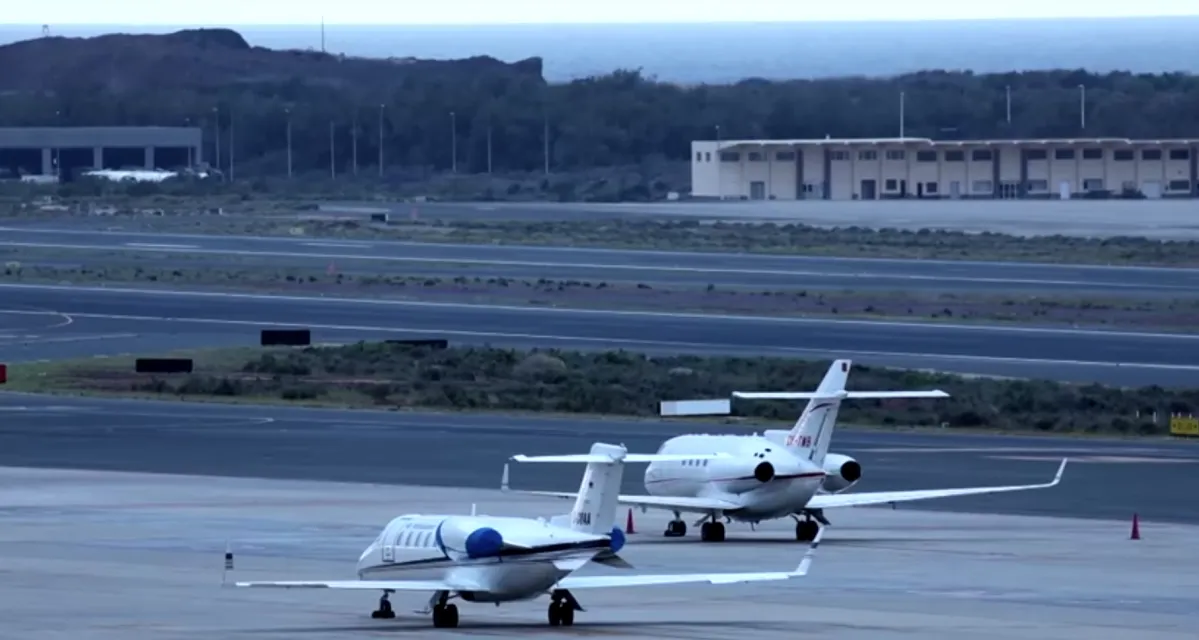 Avião transportando passageiros com hantavírus faz parada de emergência