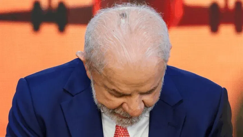 Lula faz primeira sessão de radioterapia após remover lesão na cabeça