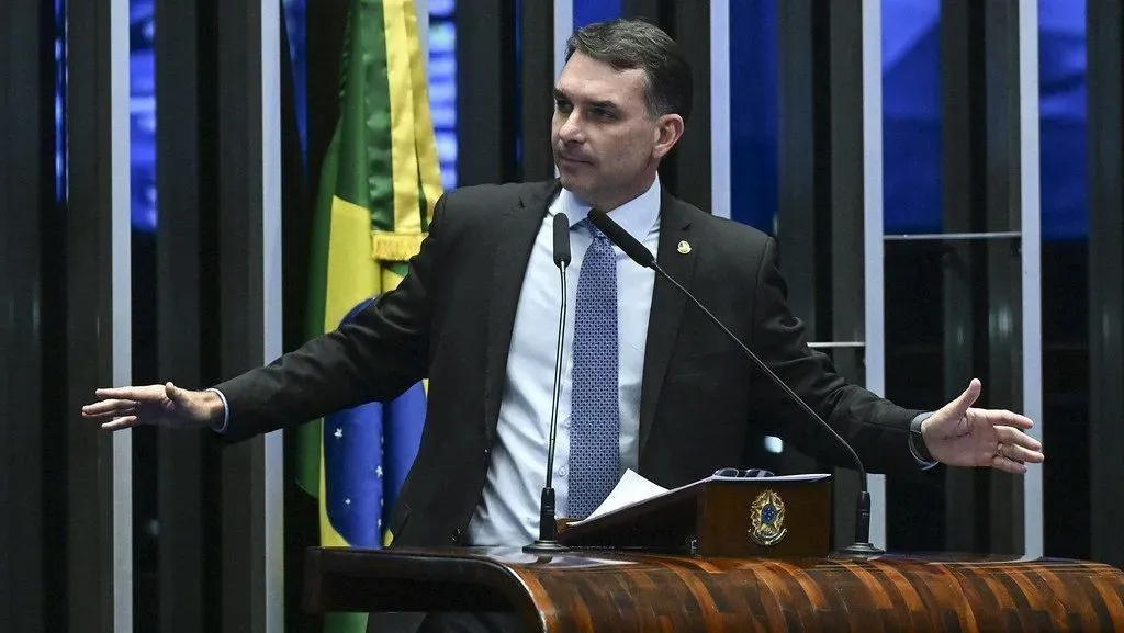 Senado diz que Flávio Bolsonaro não solicitou missão oficial com ônus