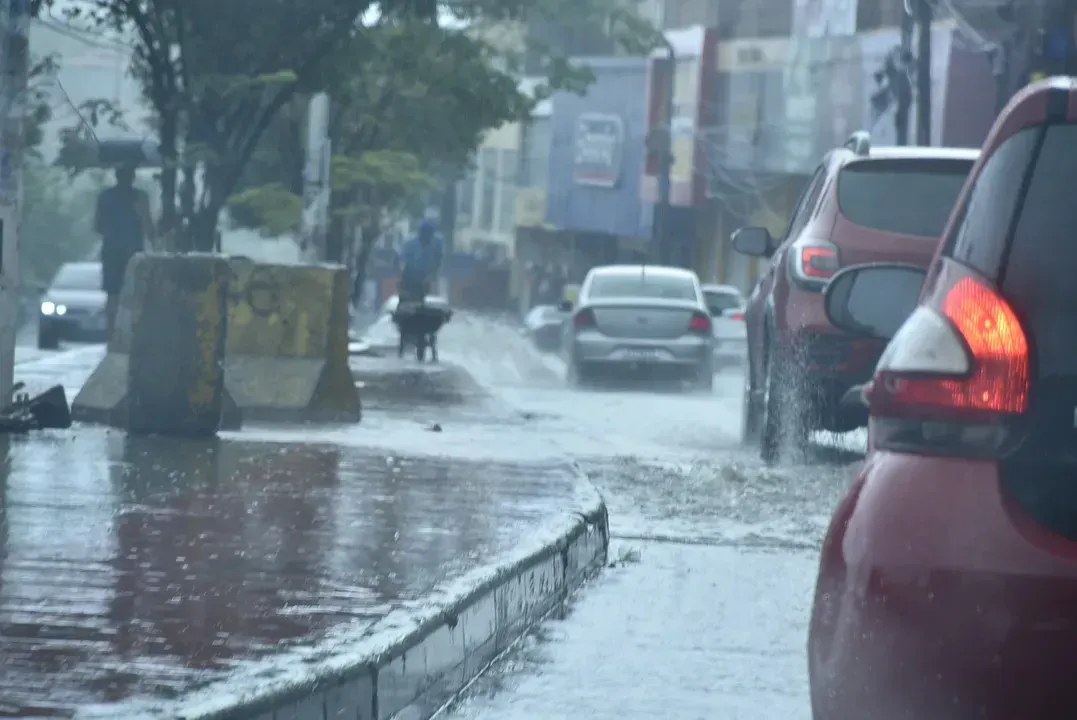 Chuva forte provoca alagamentos e deslizamento de terras em Salvador
