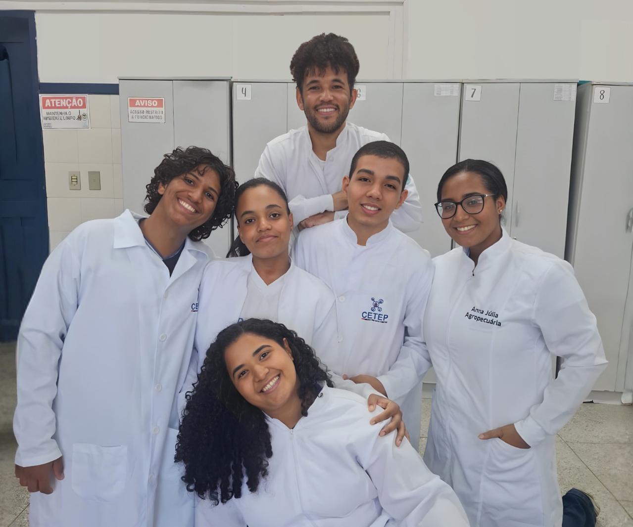 Estudantes utilizam pimenta e alho para produzir inseticida ecológico