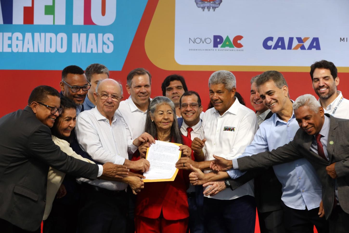 Famílias da Lagoa Grande são beneficiadas com títulos de regularização fundiária, em Feira de Santana
