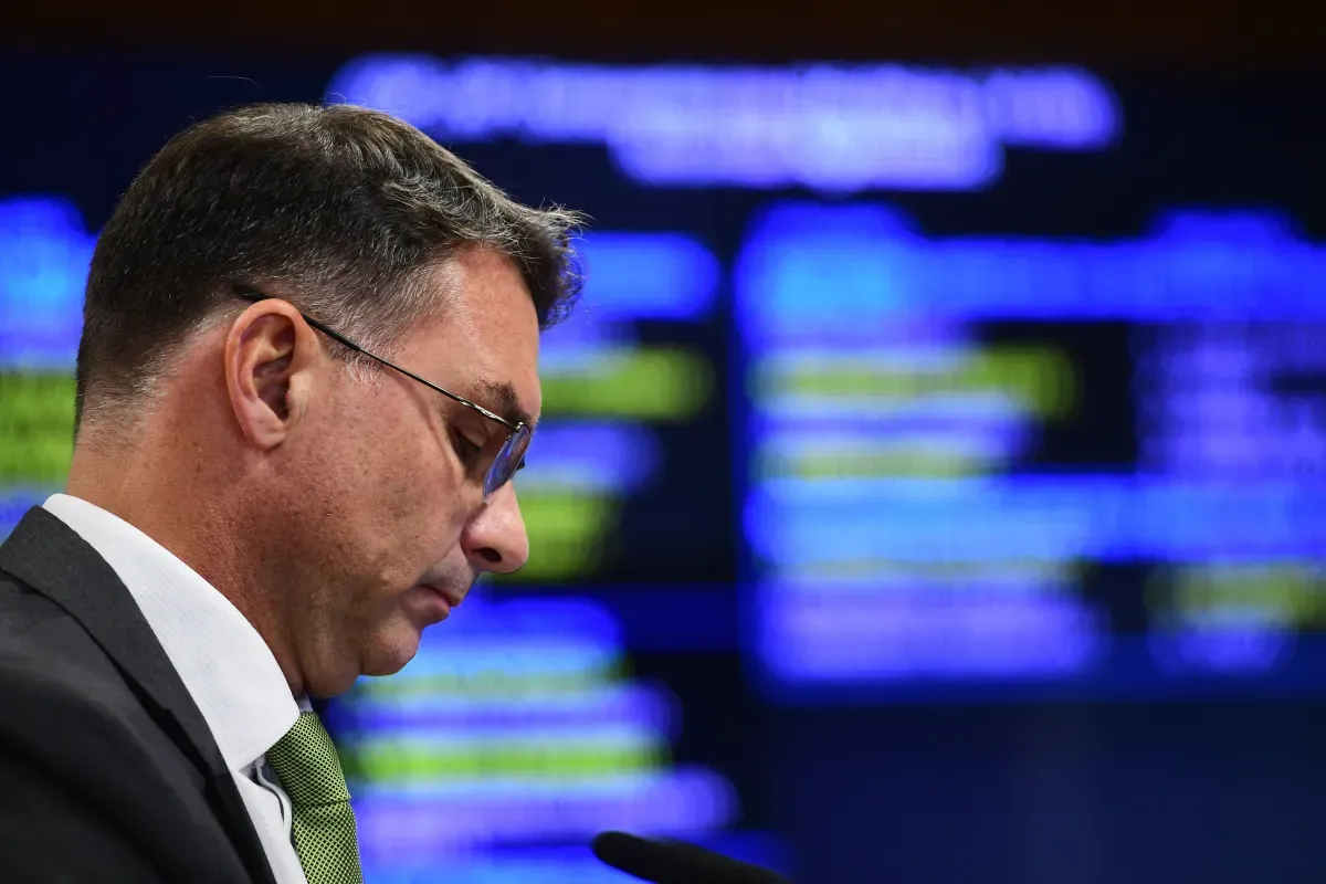 Flávio pede que Mendonça assuma ação sobre “Dark Horse”