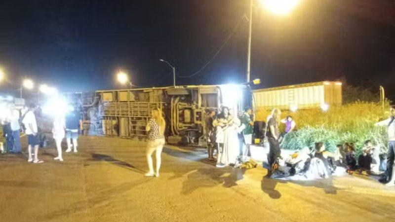 Acidente com ônibus de turismo deixa feridos na BR-116, na Bahia
