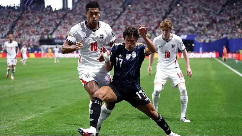 Argentina vira nos acréscimos, elimina a Inglaterra e vai à final da Copa