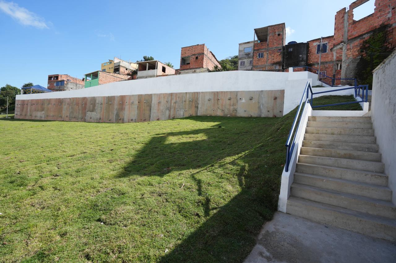 Com investimento de R$ 10 milhões, contenção de encosta inaugurada pela Prefeitura traz segurança a famílias do conjunto Mar Azul