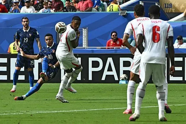 Em jogo de dez gols, Inglaterra vence França e fica com o 3º lugar da Copa
