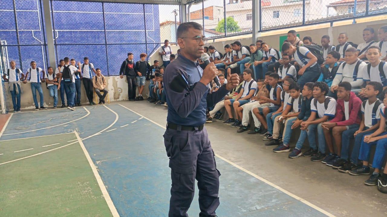 Guarda Municipal leva ação educativa sobre violência contra a mulher a escola municipal