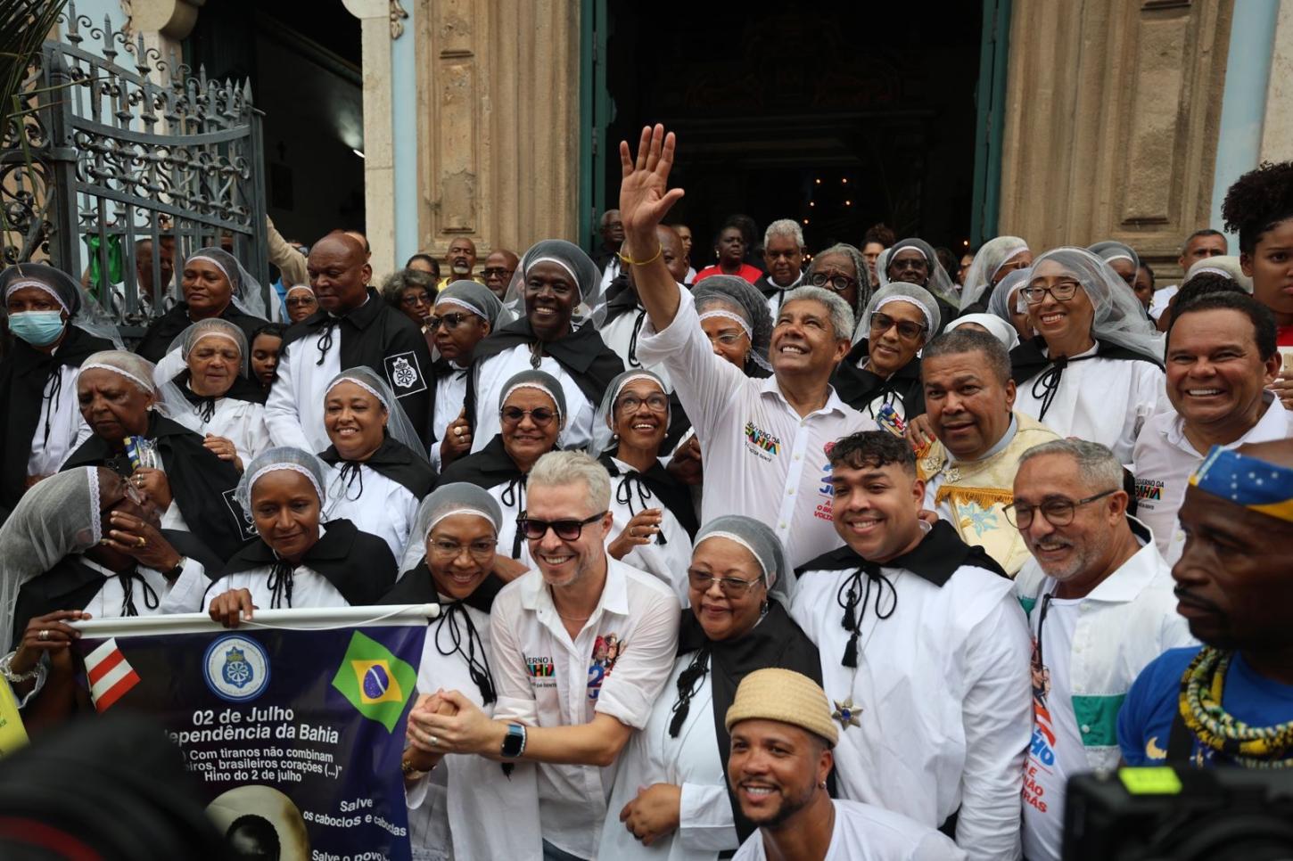 Lapinha amanhece tomada por multidão e celebração marca festejos do Dois de Julho, no Centro Histórico de Salvador