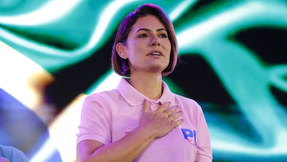 Michelle vira alvo de bolsonaristas após elogiar programa lançado por Lula